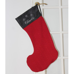 Mørkerød strik julestrømpe i kabelstrik med navn broderet på kanten