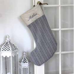 Grå strik julestrømpe i kabelstrik med navn broderet på kanten