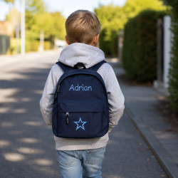 Mørkeblå børnetaske med navn – personlig rygsæk til børn 2–6 år