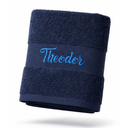 Mørkeblå badehåndklæde  med broderet navn på