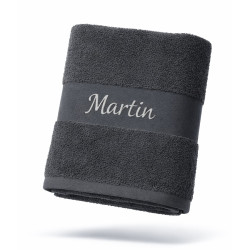 Gråt badehåndklæde  med personligt navn på